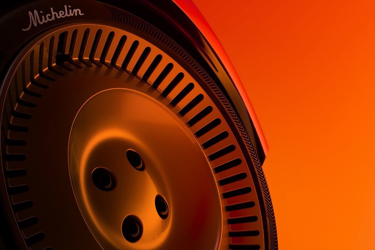 Les pneus Michelin à typographie rétro rappellent un lien historique avec Citroën.